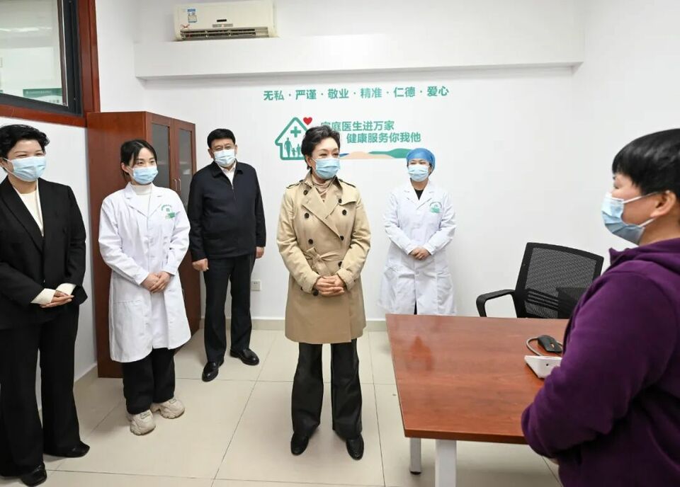 彭丽媛在湖南长沙调研基层结核病防治工作